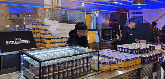 '배틀그라운드 PUBG 팬 페스타 서울' 실내 행사 현장. 음료수와 팝콘 등을 나눠주고 있는 행사요원들. 사진 : 이동근 기자