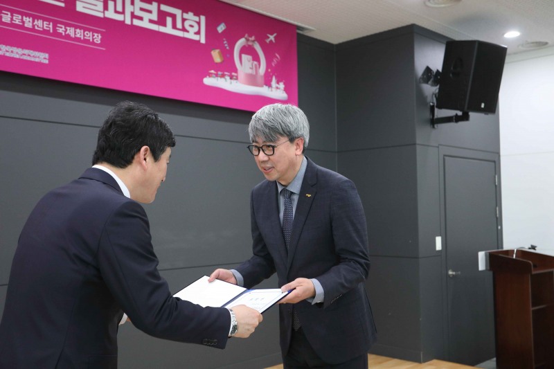 ▲ 코레일유통이 ‘2025 코리아그랜드세일 시상식’에서 수상하고 있다.(우: 이우일 코레일유통 유통기획처장)