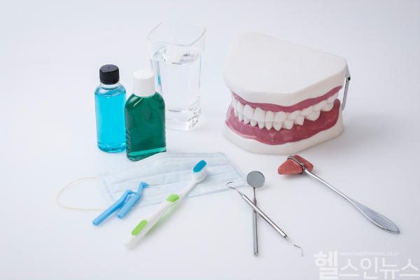 치주질환은 예방이 중요하며, 초기에는 양치질과 스케일링으로 관리할 수 있지만 진행되면 적극적인 치료가 필요하다. (클립아트코리아)