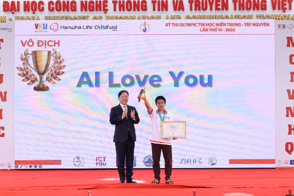 홍정표 한화생명 커뮤니케이션 실장(사진 좌측)이 ‘인공지능(AI) 트랙’ 우승팀 AI LOVE You 대표 풍 능엔 느어 백과 기념 촬영을 하고 있다. ⓒ 한화생명