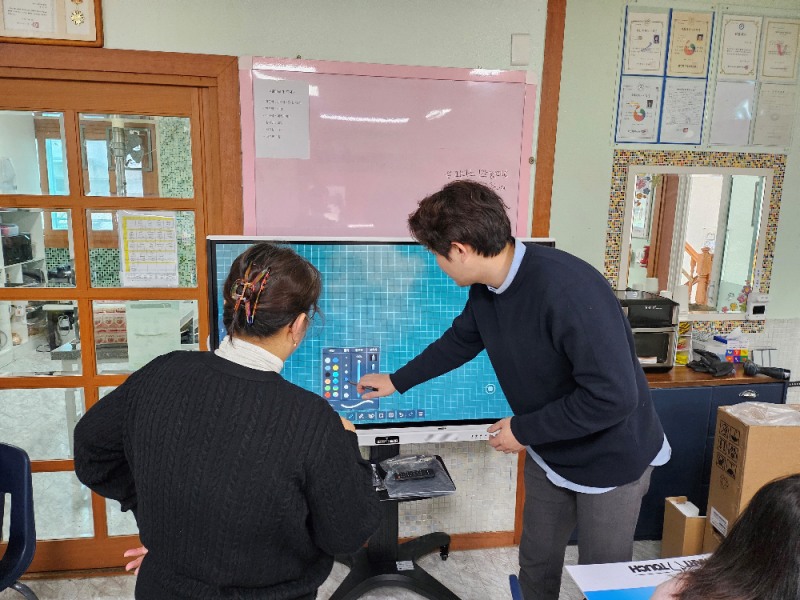 스마트터치, 지역 사회 아동 교육 환경 개선을 위한 8번째 기증 활동 실시