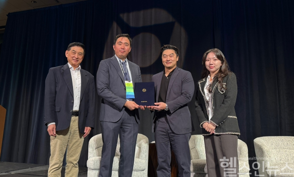 리싱 라우 VUIM 총장(왼쪽부터), 장기호 자생메디컬아카데미 팀장, 존 유 VUIM CEO, 이나경 자생한방병원 한의사가 MOU를 맺고 기념촬영을 하고 있다. (자생한방병원 제공)