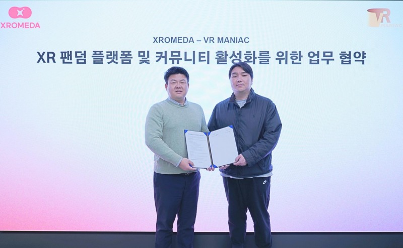 사진=안호준 올림플래닛 부대표(왼쪽)과 박형우 VR매니악 대표가 기념촬영을 하고 있다.