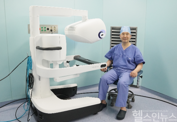 김창남 교수가 지난해 12월 대전을지대학교병원이 국내에서 처음 도입한 다빈치5와 기념촬영을 하고 있다. (대전을지대학교병원 제공)