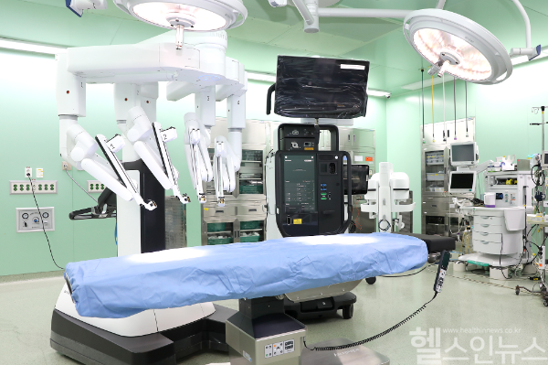 일산백병원이 경기도 중 처음으로 최신 로봇수술 장비인 ‘다빈치5’모델을 도입하며, 한층 정교하고 안전한 로봇수술 시스템을 구축했다. (일산백병원 제공)