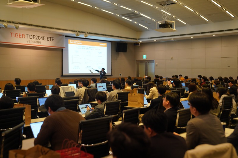 24일 FKI컨퍼런스센터에서 열린 ‘TIGER ETF 기자간담회’에서 미래에셋자산운용 전략ETF운용본부 윤병호 본부장이 신규 출시 예정인 ‘TIGER TDF2045 ETF’를 소개하고 있다.
