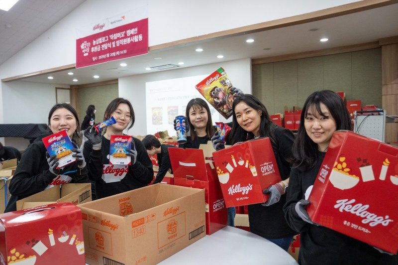송파종합사회복지관에서 농심켈로그 임직원들이 식품 꾸러미 제작 봉사활동을 하고 있다.