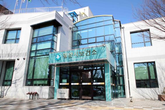 밀양시가 담도암의 주요 원인으로 지목되는 간흡충 감염 예방을 위한 대대적인 검진에 나선다. 시 당국은 다음 달 11일까지 시민들을 대상으로 무료 간흡충 검사를 실시한다고 밝혔다. (밀양시 제공)