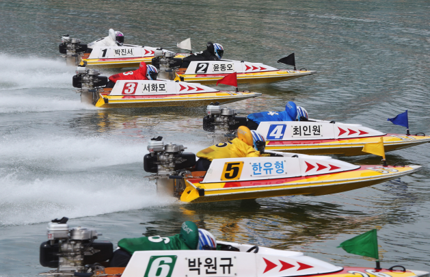 미사리경정장에서 선수들이 플라잉스타트로 경주를 시작한 가운데 4번 최인원이 가장 앞서고 있다.