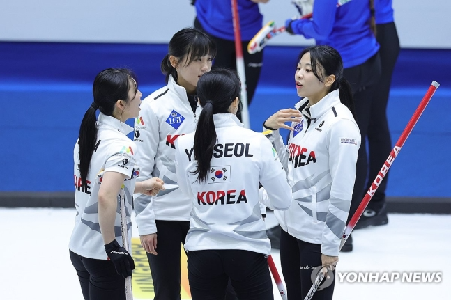 한국 선수들이 대화를 나누고 있다.