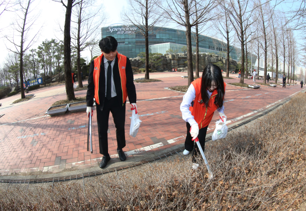광명스피돔 중앙광장 인근에서 임직원들이 ‘쓰담 걷기’를 하고 있다.