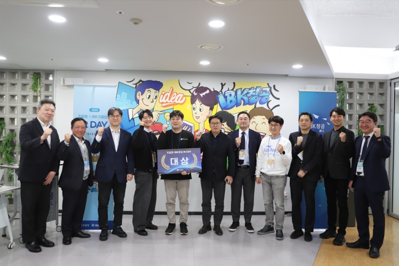 사진은 지난 21일 IBK창공 구로센터에서 열린 IBK기업은행-조달청 IR DAY에서 행사에 참가한 관계자들이 기념촬영을 하고 있는 모습
