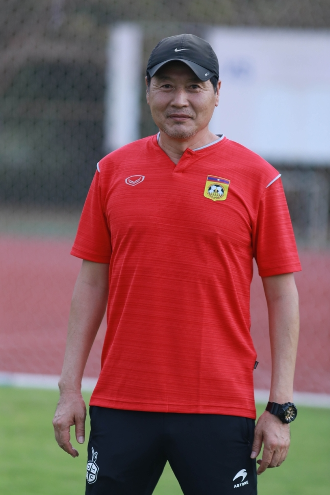 라오스 여자 축구대표팀 지휘봉을 잡은 정성천 감독