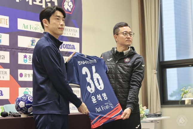 충북청주에 입단한 수비수 윤석영(왼쪽)