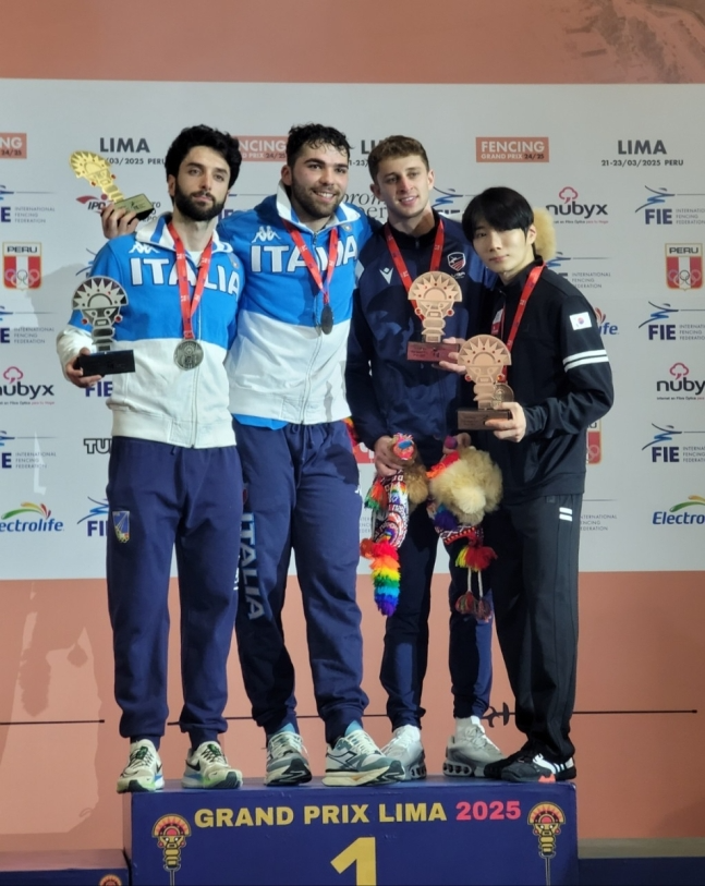 리마 그랑프리 동메달 획득한 이광현(오른쪽)