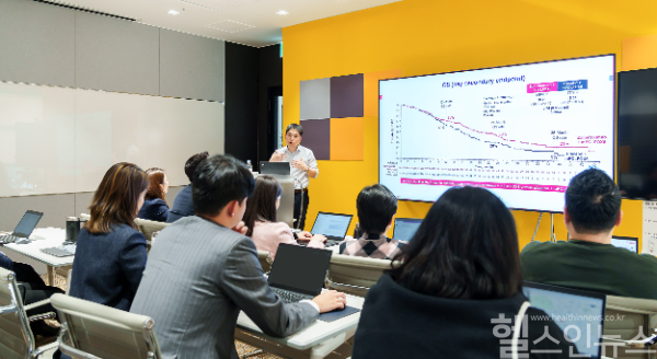 빌로이의 임상적 가치에 대한 강의를 진행하는 김형돈 서울아산병원 종양내과 교수 (한국아스텔라스 제공)