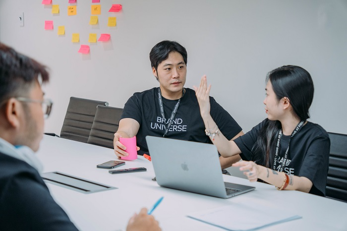 사진: 직원들과 아이디어 회의 중인 신성원 대표 (가운데)