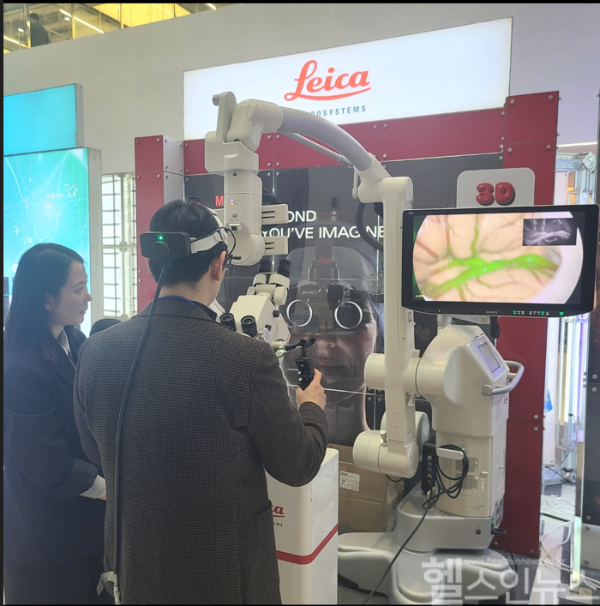 전시부스에서 영상이미지 Myveo를 직접 체험하고 있다. (라이카 마이크로시스템즈 제공)