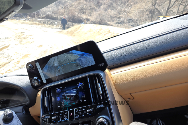 렉서스 LX 700h가 약 30도 기울기를 가진 사면을 극복하는 모습. 상단 12.3인치 화면에선 카메라를 통해 측면과 하부 상황을, 하단 7인치 화면에선 오프로드(험로) 주행 정보를 보여준다. =성상영 기자
