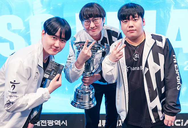 '이터널 리턴 마스터즈 시즌6 파이널' 우승팀 'FN 세종'이 기념촬영을 하고 있다. 사진 제공 : 넵튠