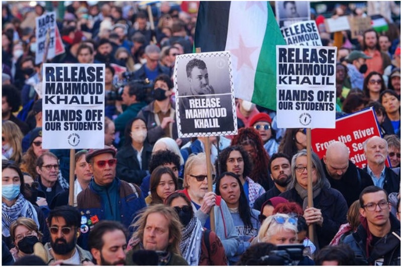 이달 초순 로우맨해턴에서 컬럼비아 대학원생 칼릴 추방에 항의하는 대규모 시위가 벌어졌다. 사진=게티 이미지