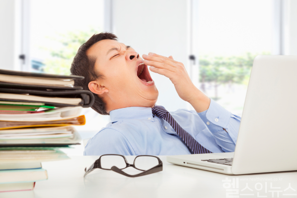 춘곤증은 봄철에 기온 변화와 일조량 증가로 발생하는 피로감으로, 대부분 일시적이지만 지속되면 건강 문제를 의심하고 적절한 치료와 생활 습관 개선이 필요하다. (클립아트코리아)