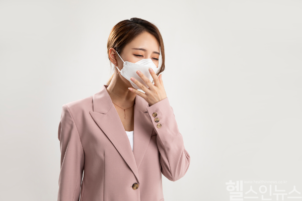 봄철 미세먼지와 황사는 호흡기 및 심혈관 건강에 큰 영향을 미치므로, 노출을 줄이고 건강 관리에 신경 써야 한다. (클립아트코리아)