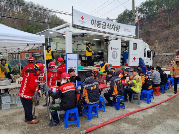 24일 울산 울주군 산불 현장에서 대한적십자사 울산지사 봉사원들이 진화인력 대상 급식을 제공하고 있다. (출처: 대한적십자사)