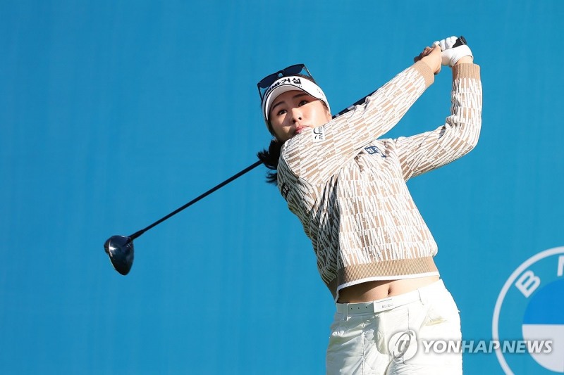 티샷하는 이정은6