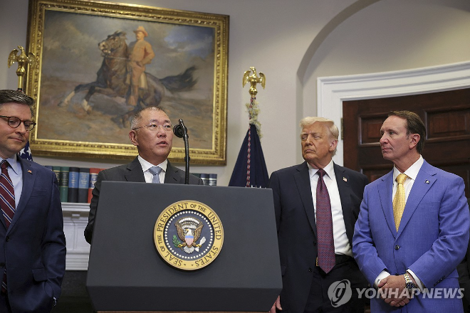 정의선 현대자동차그룹 회장은 24일(현지시간) 미국 백악관 루즈벨트룸에서 현지 투자 계획을 발표하고 있다. 이날 현대차그룹 투자 발표 행사는 도널드 트럼프 대통령(정 회장 오른쪽) 주재로 진행됐다. ⓒ연합뉴스/AFP
