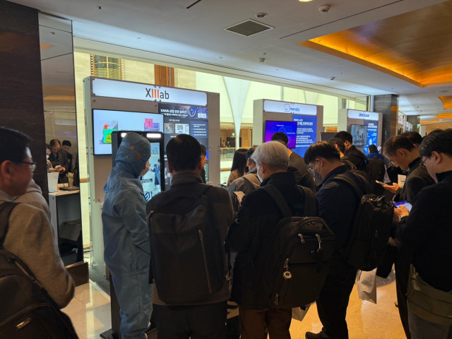 씨이랩 부스에서 신제품 ‘XAIVA-On-Device’를 시연하고 있다