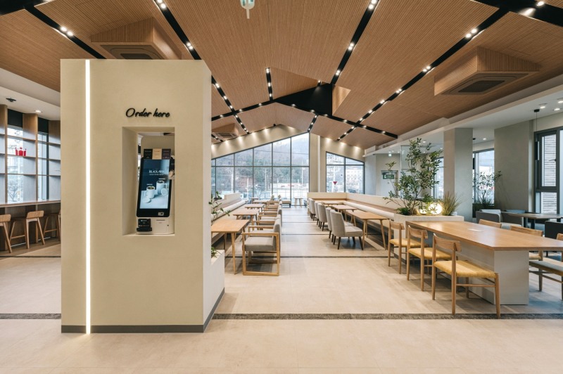 직장인이 카페 고르는 기준? “콘센트·넓은 좌석·와이파이 필수”