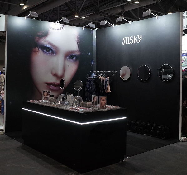 리스키, 홍콩 ComplexCon 참가…감각적인 색조로 눈도장