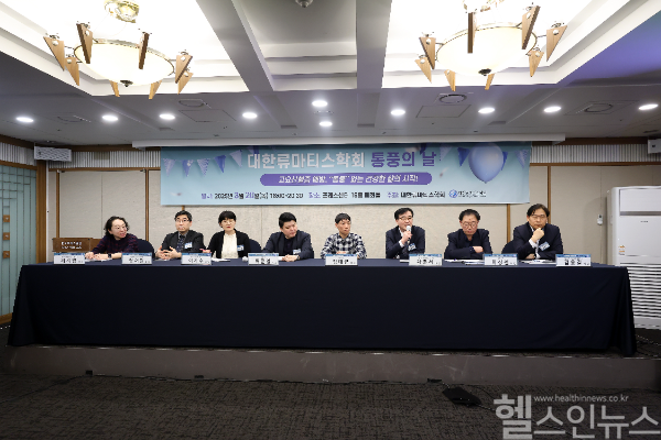 통풍의 날 2부 패널 토론, 왼쪽부터 채지영 홍보간사, 정재현 통풍연구회 학술위원장, 이지수 통풍연구회 전임 회장, 배준열 통풍 환우, 김태균(유튜버 닥터딩요), 차훈석 이사장, 이상철 후생신보 기자, 김용길 학술이사 (대한류마티스학회 제공)