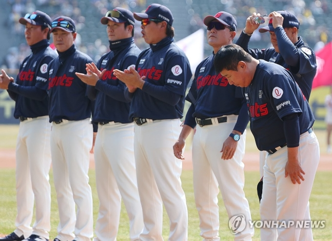 2025 프로야구 개막, 팬들에게 인사하는 롯데 김태형 감독