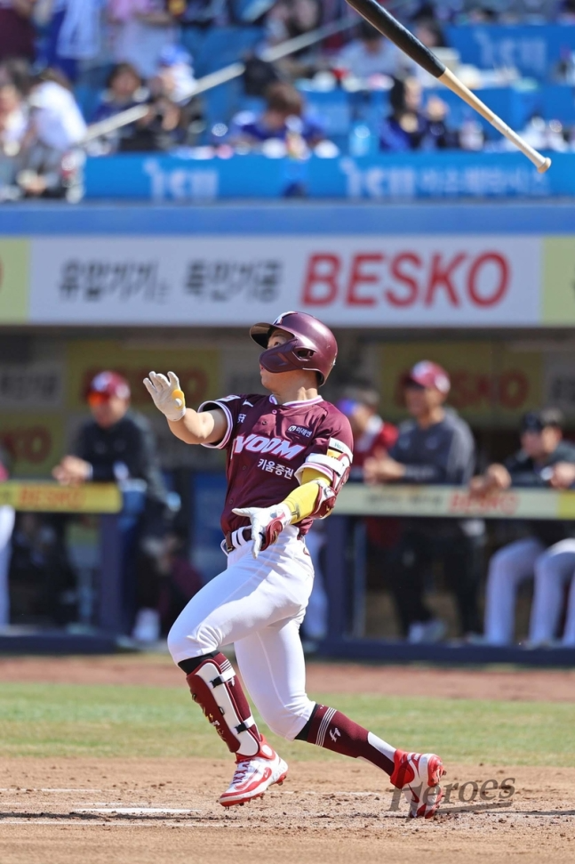 데뷔 첫 타석에서 홈런을 친 키움 여동욱