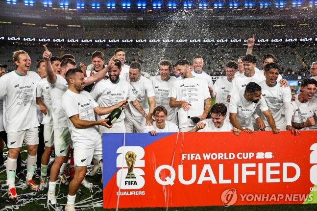 2026 북중미 월드컵 본선 진출을 확정 지은 뉴질랜드 축구대표팀의 세리머니 모습.