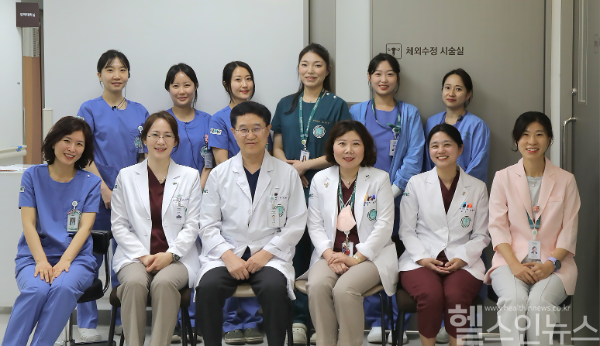 이대여성암병원 유방암센터 안세현 교수(왼쪽에서 세 번째), 정경아 이대목동병원 난임 및 가임력센터 센터장(오른쪽에서 세 번째), 이주혜 난임 및 가임력센터 교수(왼쪽에서 두 번째)와 의료진들 (이화의료원 제공)