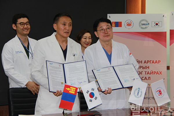 몽골 N.Erdenekhuu 국립암센터장(앞줄 왼쪽), 이광웅 서울대병원 간담췌외과 교수(앞줄 오른쪽) (서울대병원 제공)