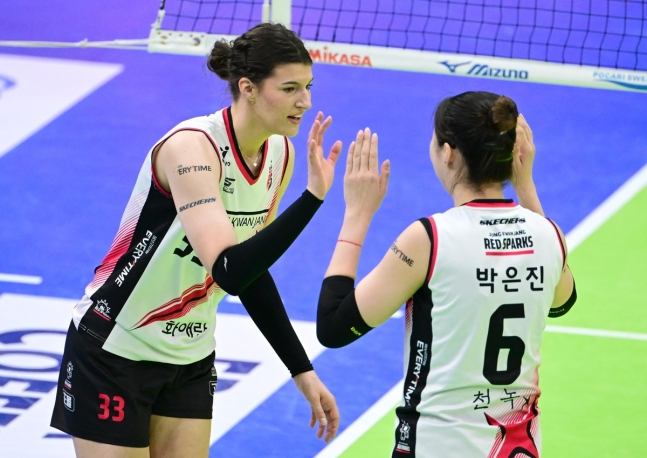 정관장의 부키리치(왼쪽)와 박은진