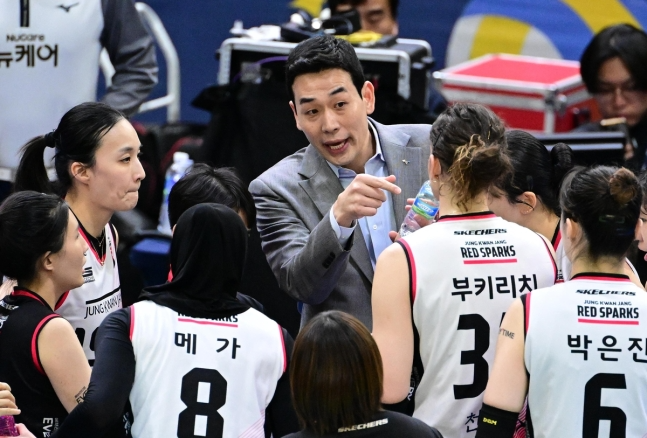 작전 지시하는 고희진 정관장 감독과 박은진(맨 오른쪽)