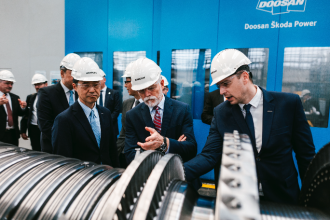 페트르 파벨 체코 대통령(가운데)이 25일(현지시간) 체코 플젠에 있는 두산스코다파워 공장에서 손승우 두산에너빌리티 파워서비스BG장(첫 번째)과 함께 증기터빈을 둘러보고 있다. ⓒ두산에너빌리티