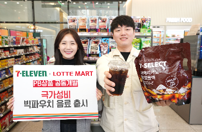 편의점 세븐일레븐이 롯데마트와 손잡고 가성비를 앞세운 대용량 파우치 음료를 출시했다. (세븐일레븐 제공)