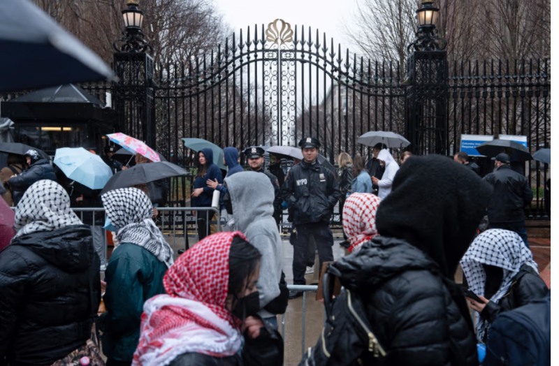 지난 주말 컬럼비아대 캠퍼스 앞에서 항의 시위가 벌어졌다. 사진=로이터통신