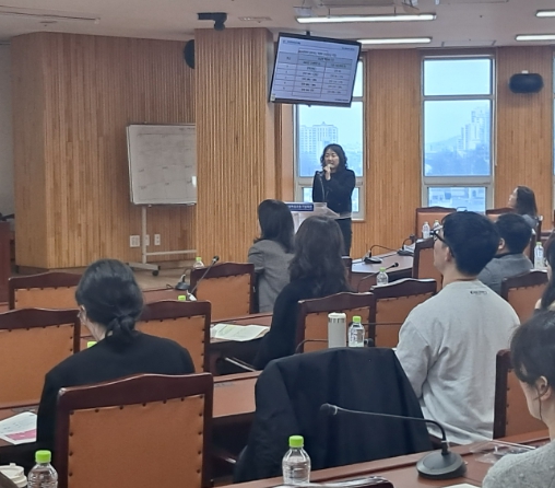 지난 24일 광주학생독립운동기념회관에서 진행된 업무담당자 연수에서 서강고 김나나 교사가 ‘최소 성취수준 보장지도 실제 사례’에 대해 강의하고 있다.