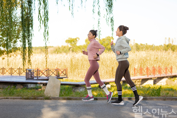 러닝과 같은 운동이 가슴 처짐을 유발할 수 있으며, 이를 예방하기 위한 스포츠 브라 착용과 적절한 관리법이 중요하다. (클립아트코리아)