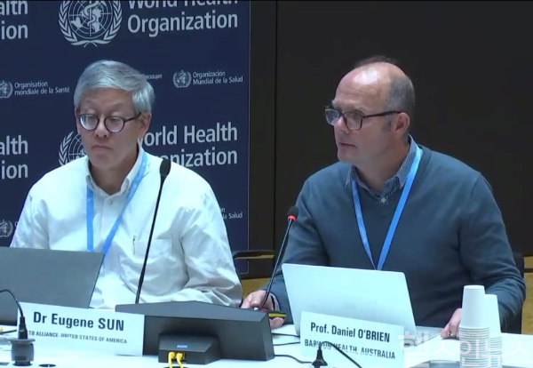 WHO 피부 관련 열대소외질환 국제회의에서 유진 선 박사와 다니엘 오브라이언 박사가 텔라세벡 임상 중간결과를 발표하고 있다. (동구바이오제약 제공)