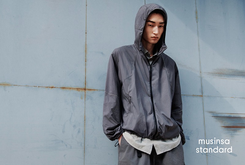 무신사 스탠다드가 2025년 봄·여름(SS) 시즌을 맞아 시티 레저 컬렉션의 쇼케이스 화보를 지난 26일 공개했다. (무신사 제공)