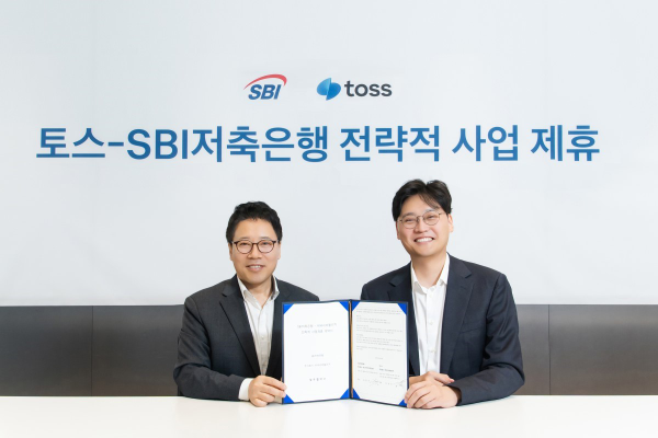 (사진 왼쪽부터) SBI저축은행 김문석 대표와 토스 이승건 대표가 지난 25일 토스 본사에서 전략적 MOU를 체결하고 기념 촬영을 하는 모습. ⓒ SBI저축은행
