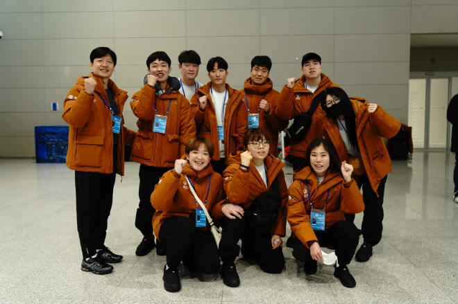 ‘2025 토리노 스페셜올림픽 세계 동계대회’ 출전한 고양시재활스포츠센터 선수단이 지난 7일 인천공항을 통해 출국 전 단체사진을 촬영하고 있다.